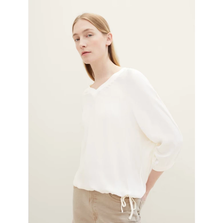 7/8-sleeved shirt with a V-neckline