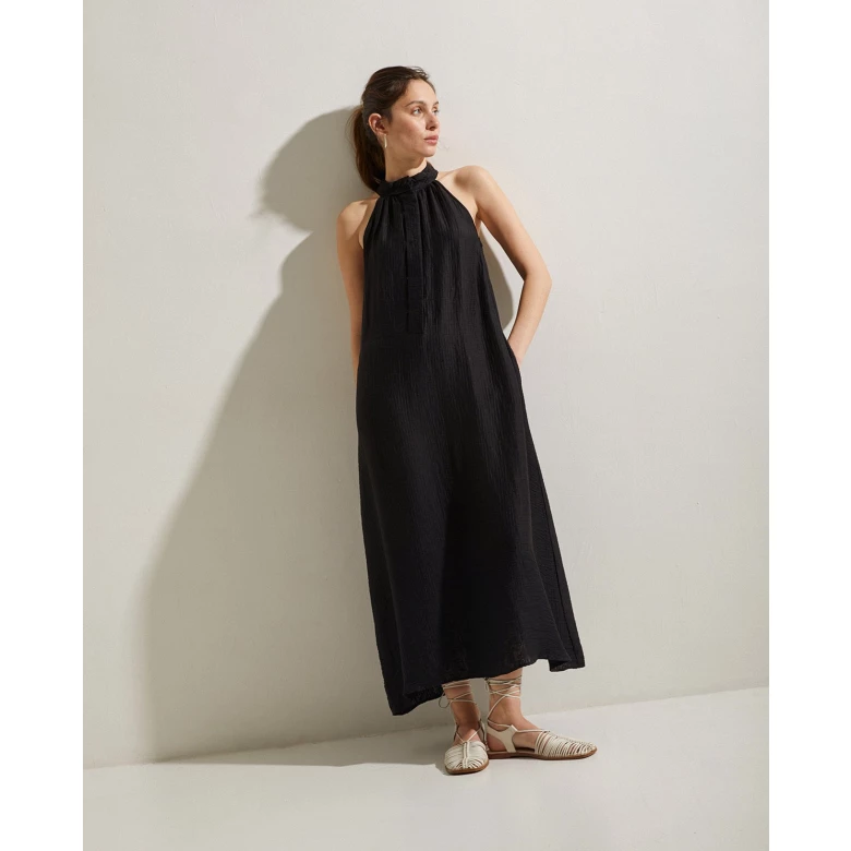 Dress with halter neck. Sleeveless. Buttons on the front. Side pockets. Composition: 45% viscose, 37% lyocell. Model height 175cm, size S.